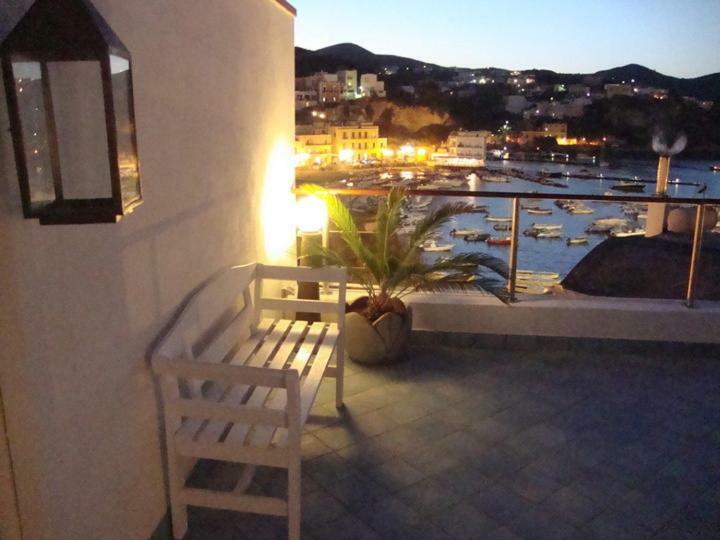 La Mansarda Sul Porto Apartment Понца Екстериор снимка