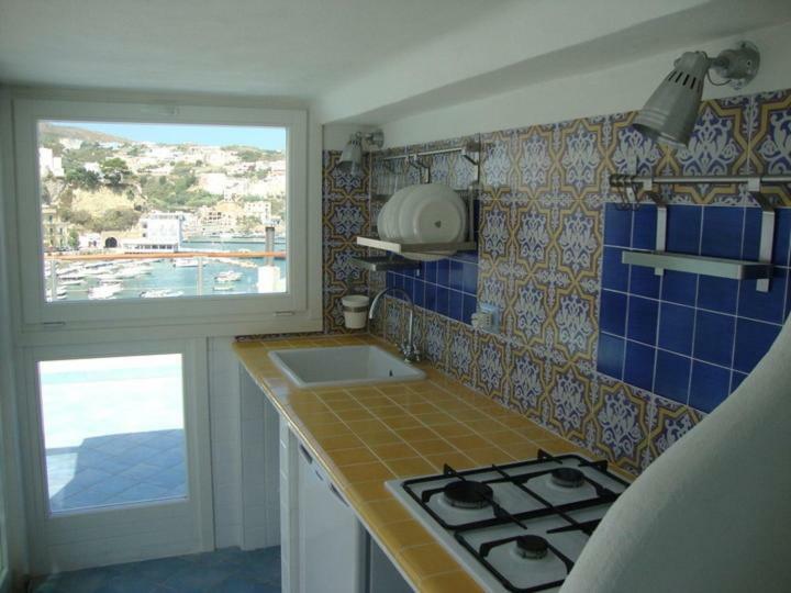 La Mansarda Sul Porto Apartment Понца Екстериор снимка